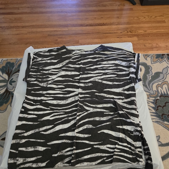 LuLaRoe Black and White Zebra Print Leah Top - Picture 1 of 3